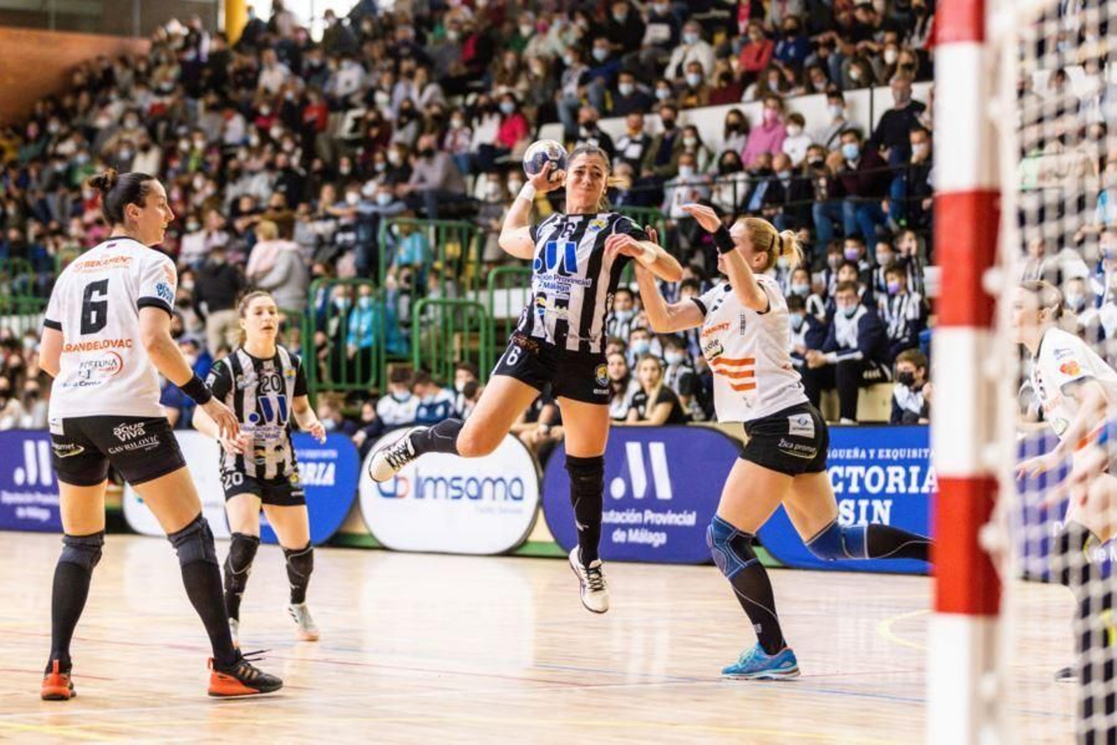 Estela Doiro lanza a portería en un partido europeo en Carranque.