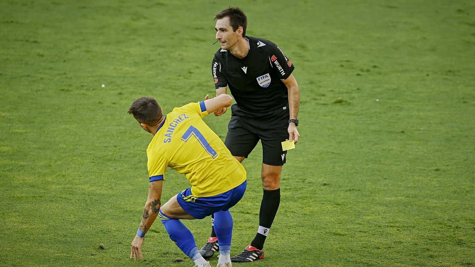 De Burgos ayuda a Salvi a levantarse en un partido de la pasada temporada.