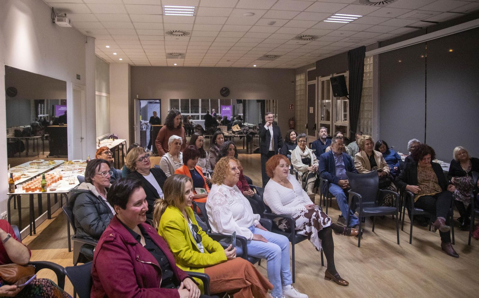 La Plataforma de Acción Feminista en Almería rinde homenaje a las mujeres de la Desbandá con su II Premio ‘Posidonia’ a Loli Sierra, vicepresidenta de la Asociación Memorialista de la Desbandá, en imágenes
