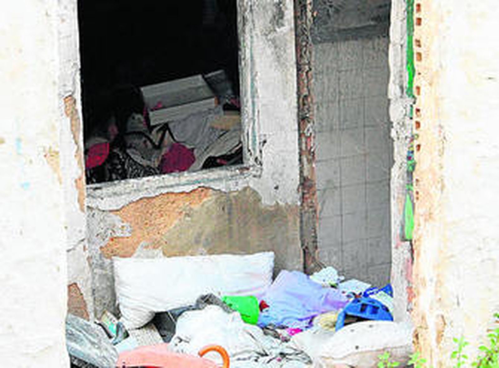 La basura se acumula en la vivienda, una casa de planta baja.