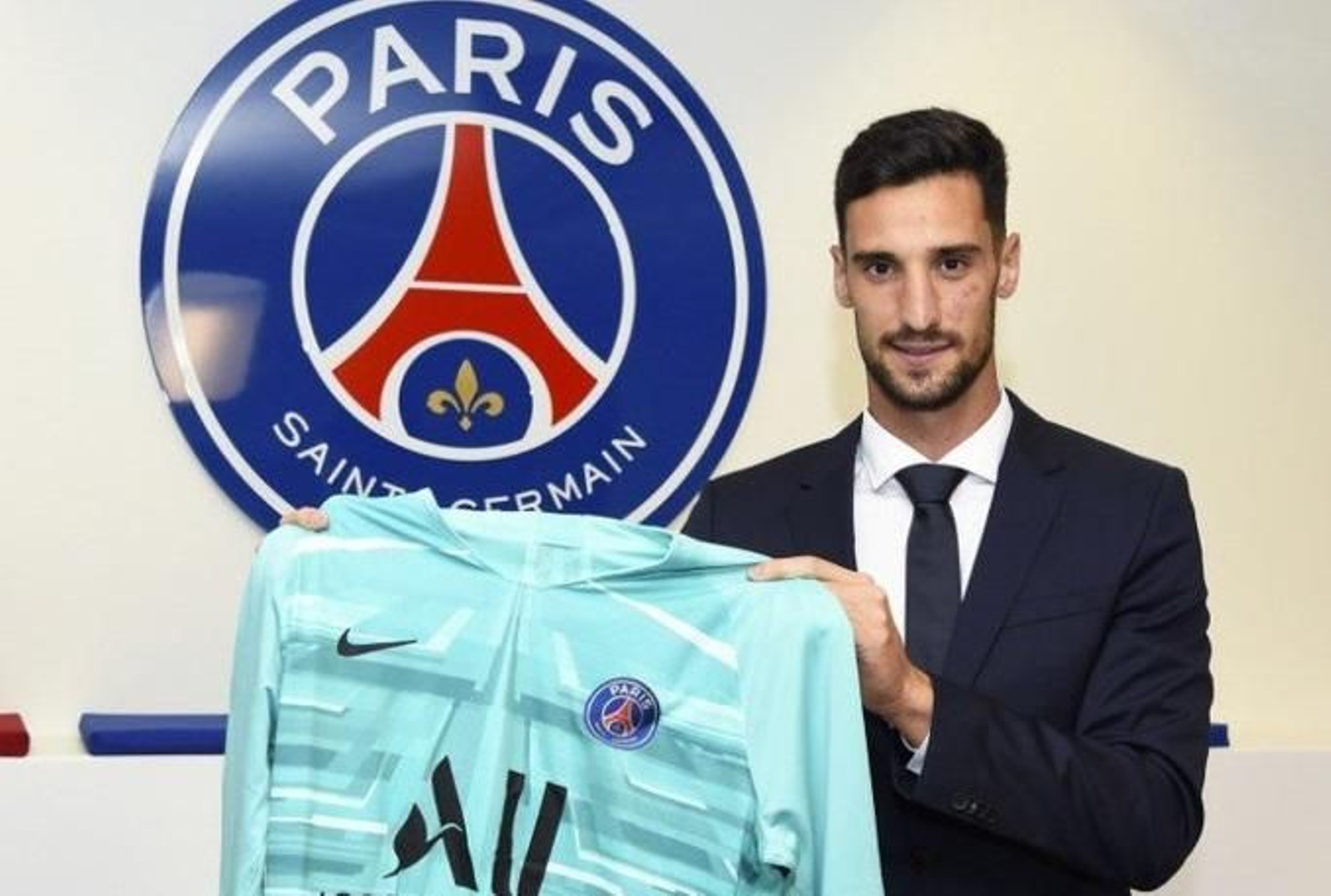 Sergio Rico posa con la camiseta del PSG.