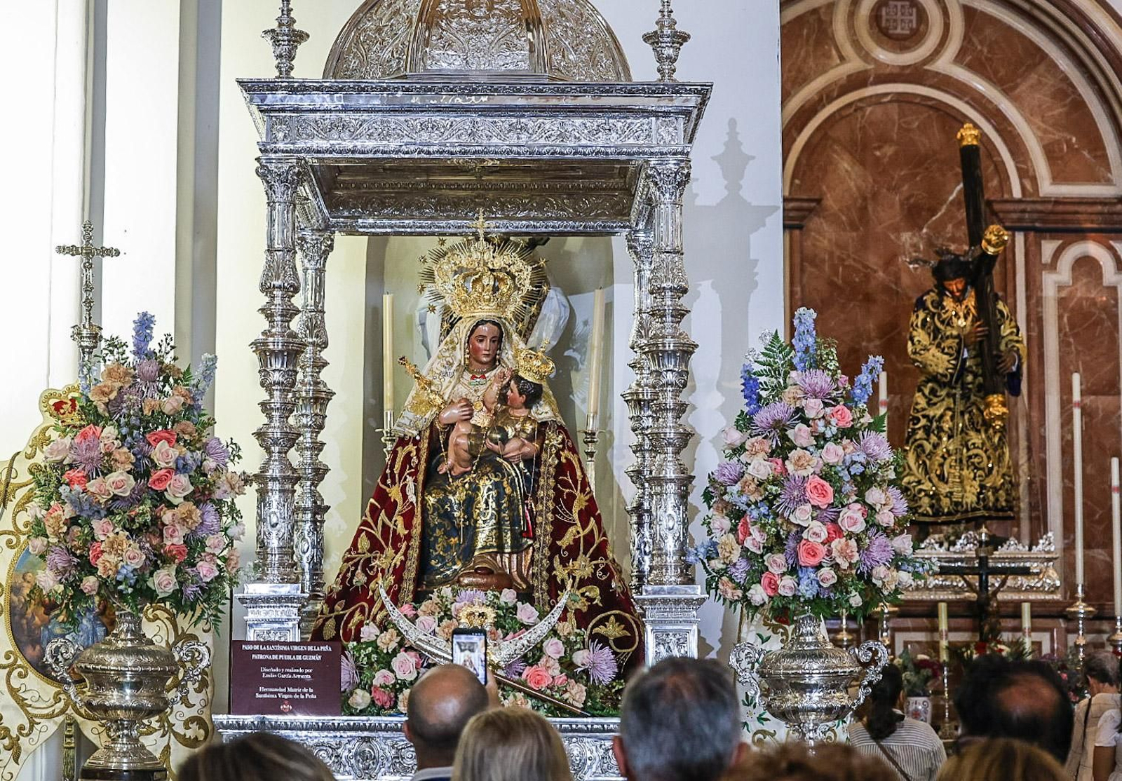 Magna Mariana Huelva 2025: Imágenes del ambiente en las iglesias durante la mañana del viernes