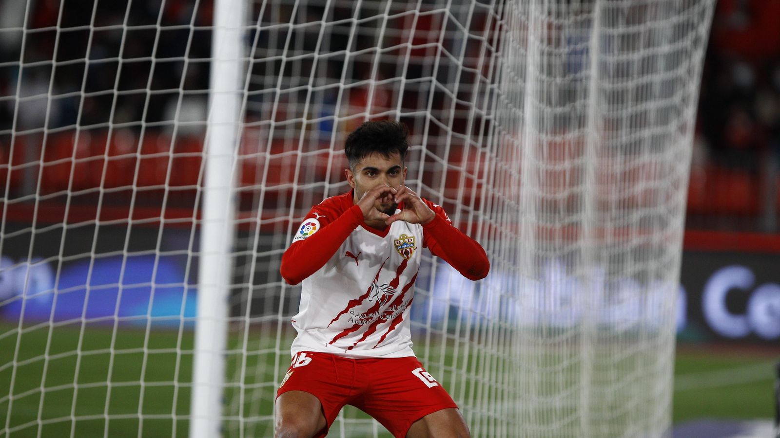 Arnau celebra su tanto.