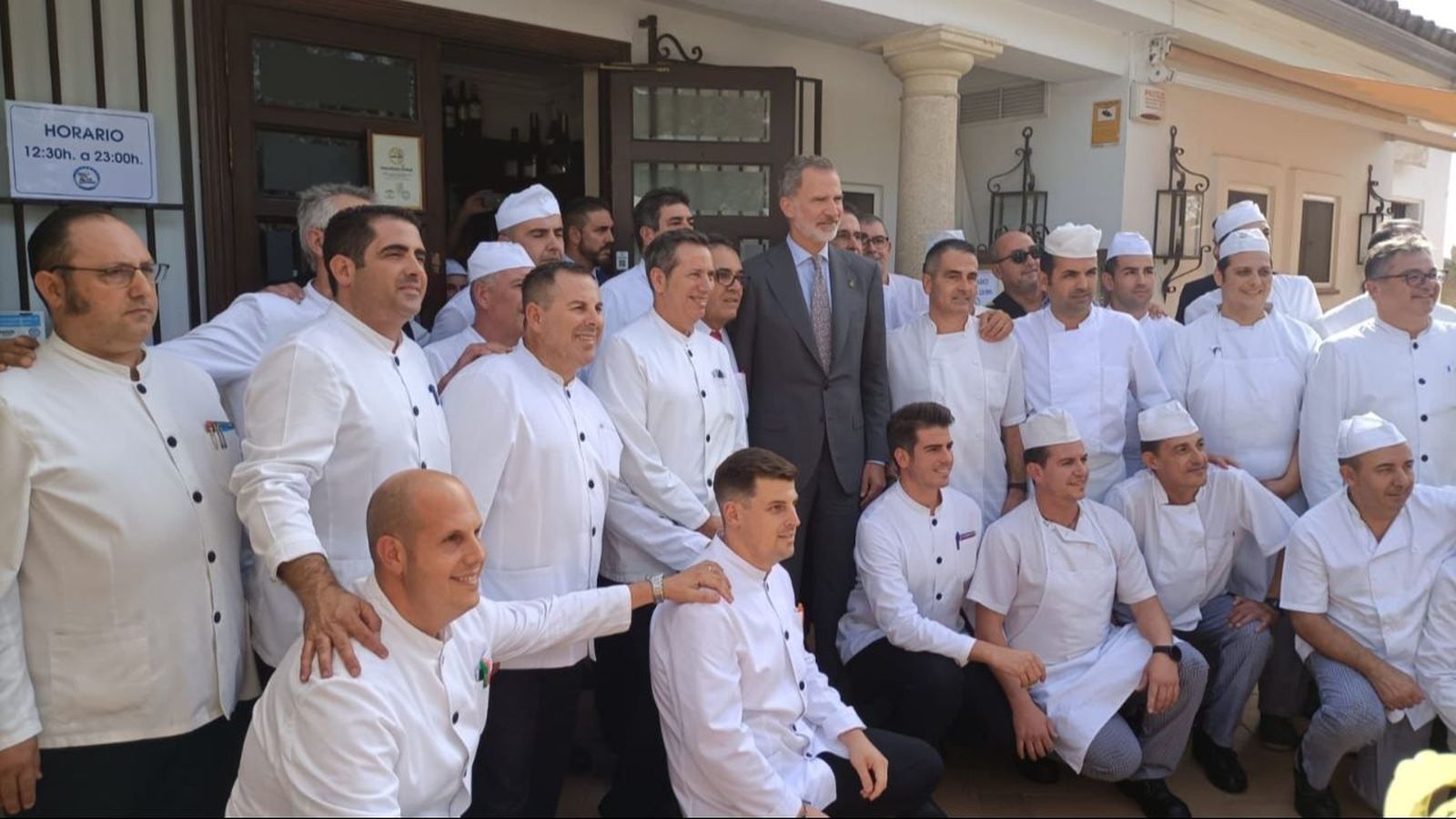 El equipo de la Venta Esteban en 2022 durante una visita del Rey Felipe.