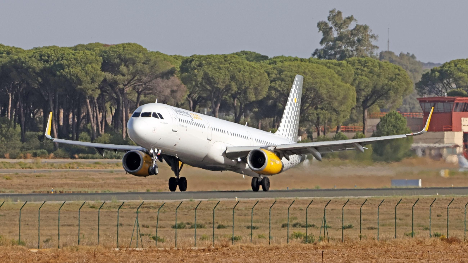 Un avión de Vueling despegando del Aeropuerto de Jerez.