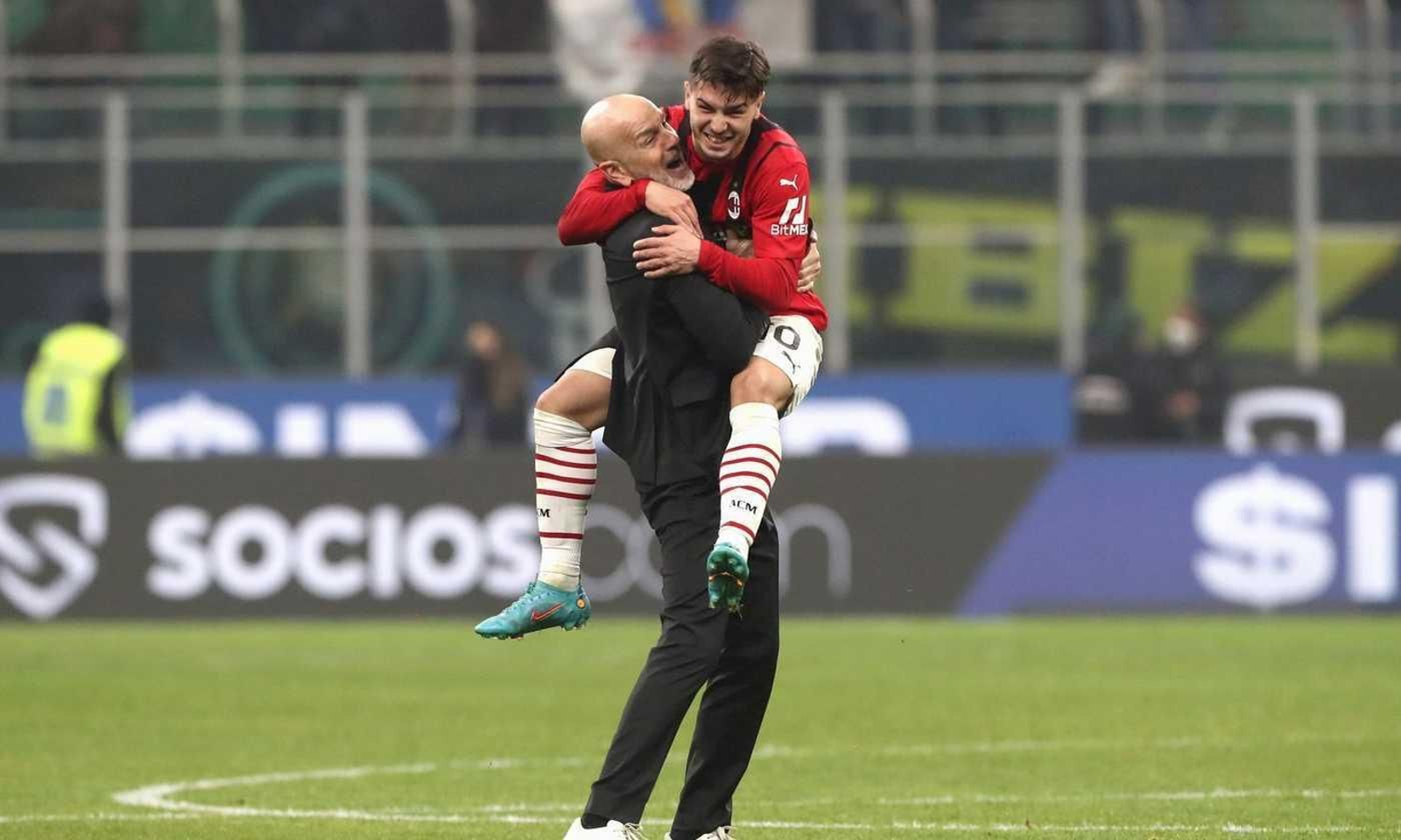 Brahim se abraza con el entrenador Pioli. Brahim se abraza con el entrenador Pioli.