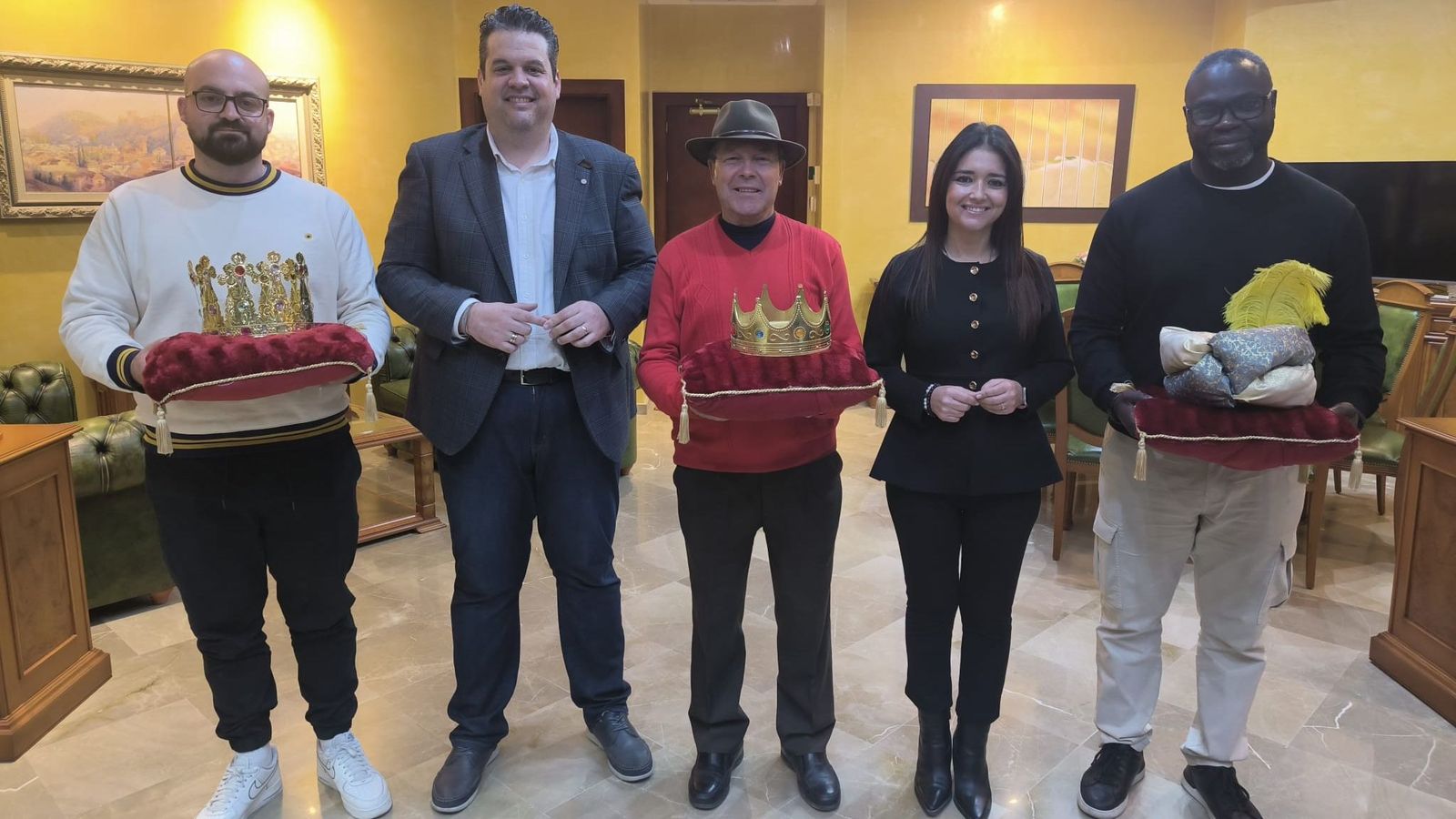 El alcalde Carlos Porcel y la concejala Amabel Adarve junto a Francisco Guerrero, Juan de Dios Huertas y Moussa Gueye