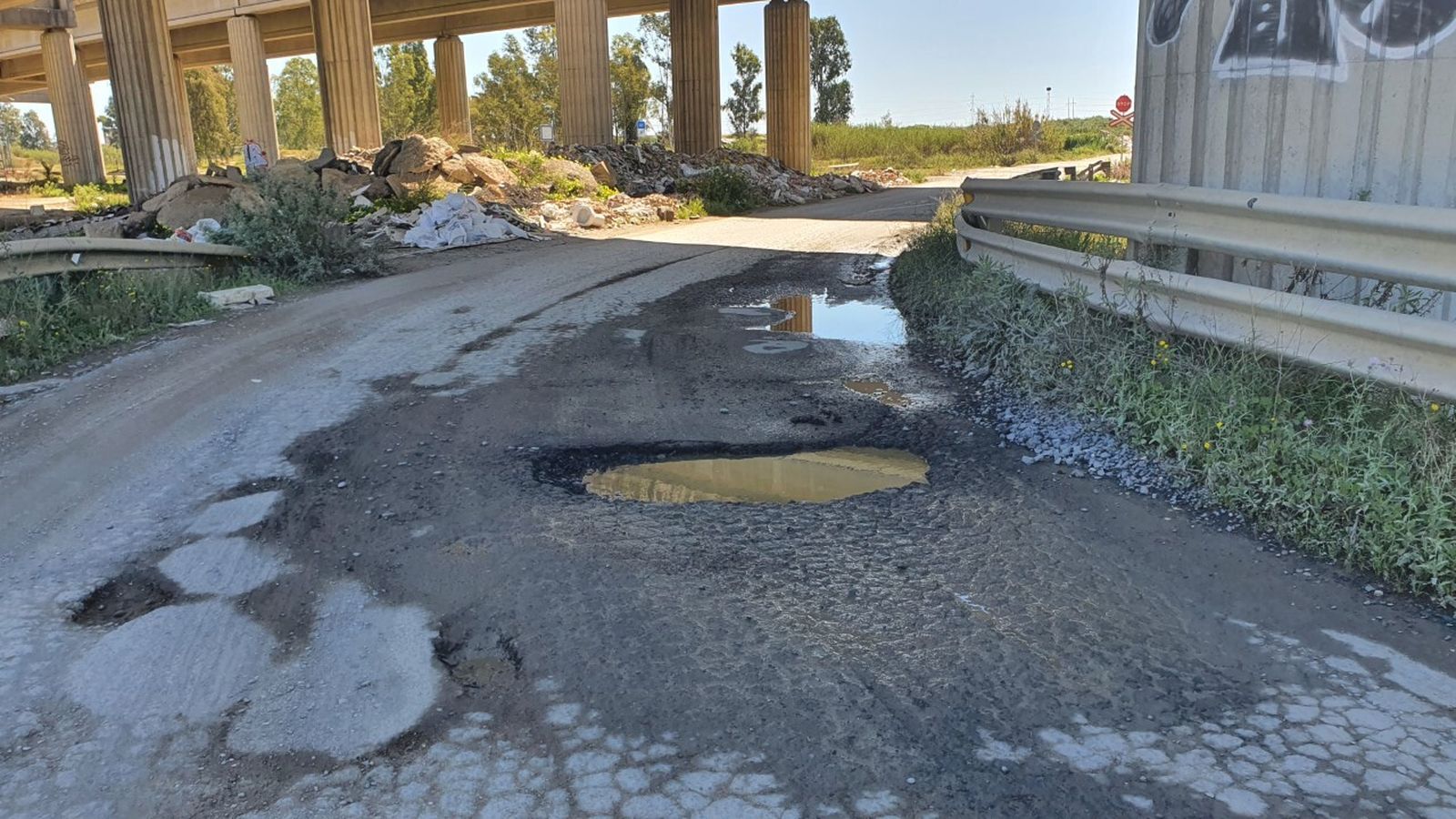 La carretera presenta numerosos baches.