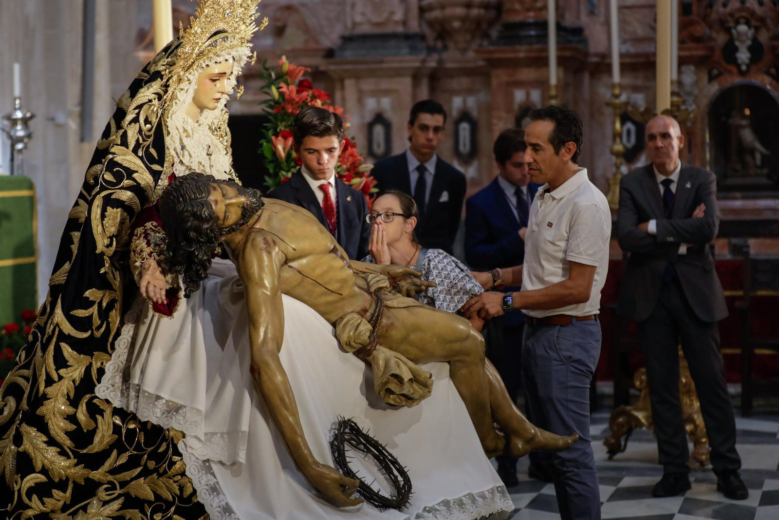 Besamanos extraordinario de la Virgen de la Piedad del Baratillo en el Sagrario con motivo de su coronación, donde el Alcalde, José Luis Sanz, le ha impuesto la réplica de la medalla de la ciudad