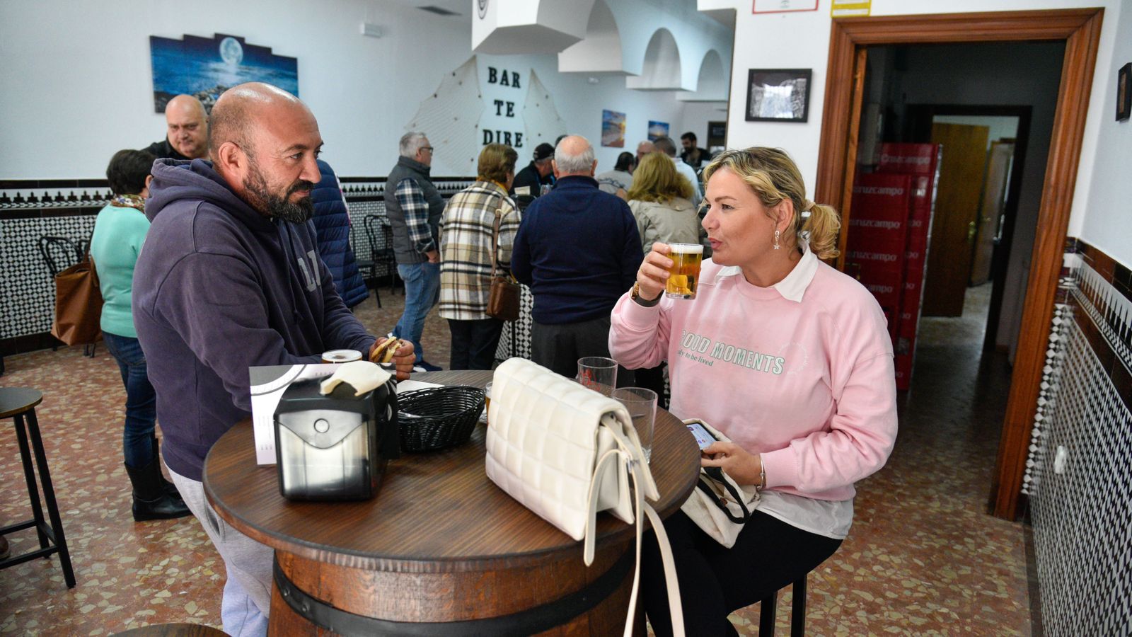 Las fotos del primer dia de reapertura del Bar 'Te dire' en Algeciras