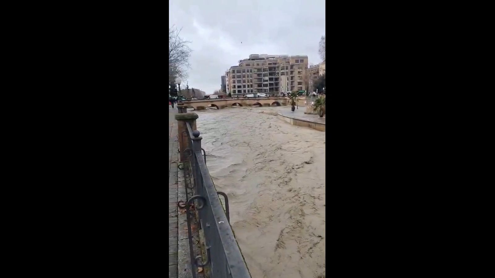 El Genil, como nunca a su paso por el centro de Granada.