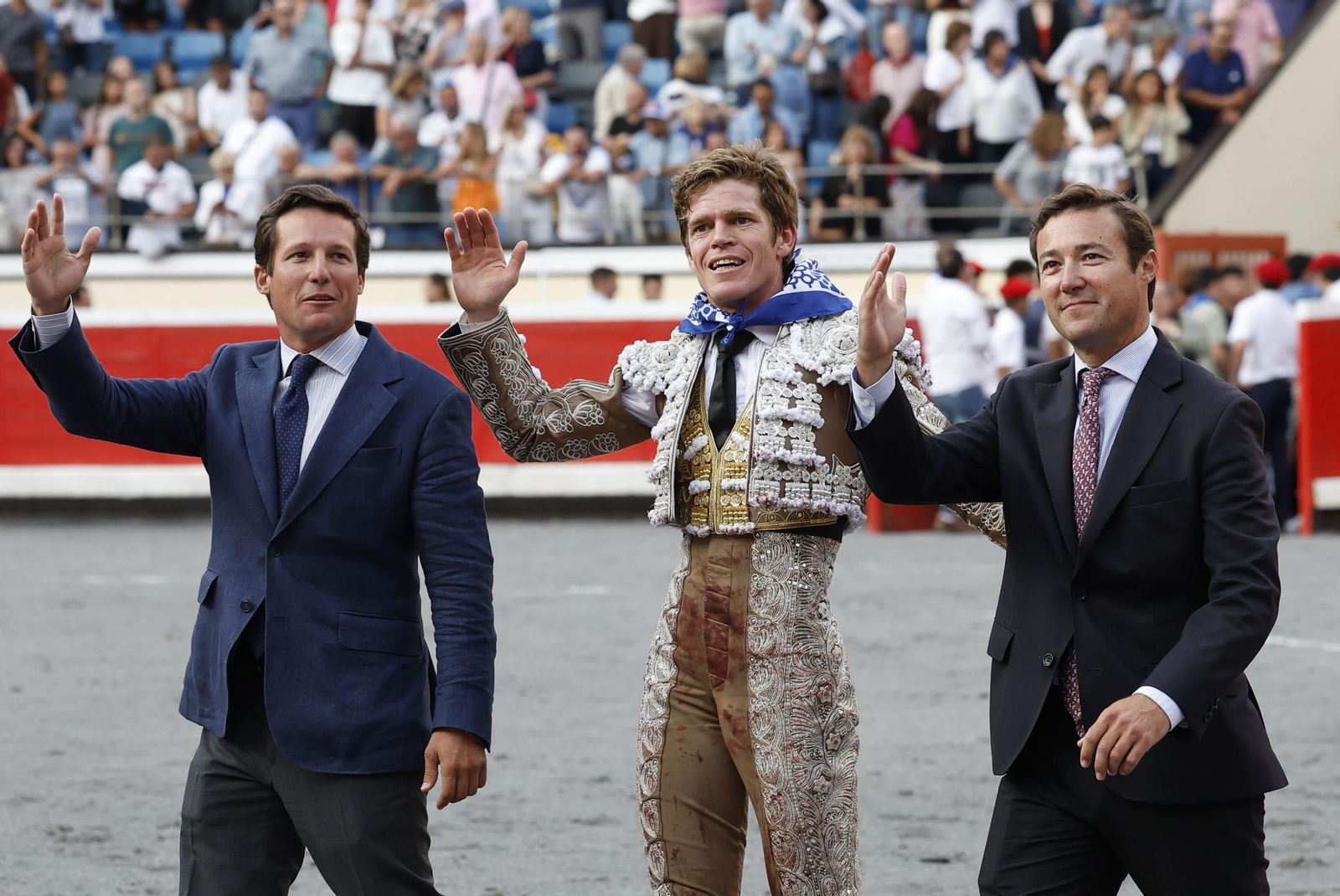 El diestro Borja Jiménez dando la vuelta al ruedo tras el indulto junto a los ganaderos Álvaro y Pepe Martínez-Conradi.