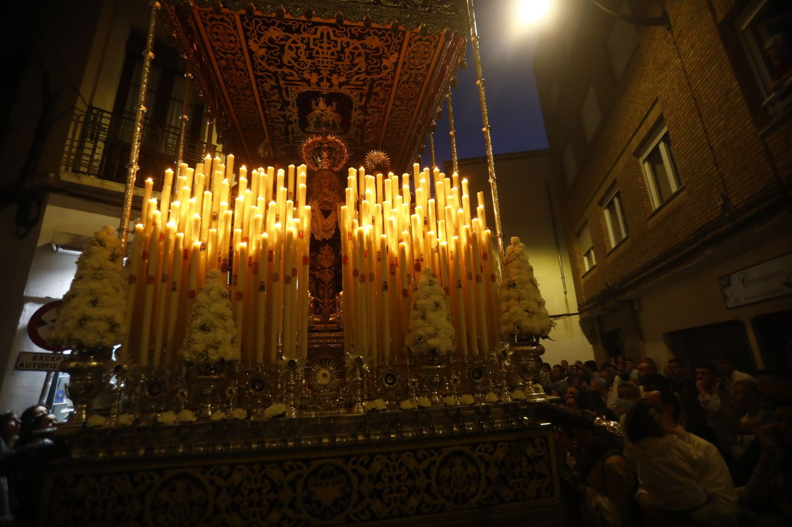 Viernes Santo en Córdoba: la procesión del Santo Sepulcro, en imágenes