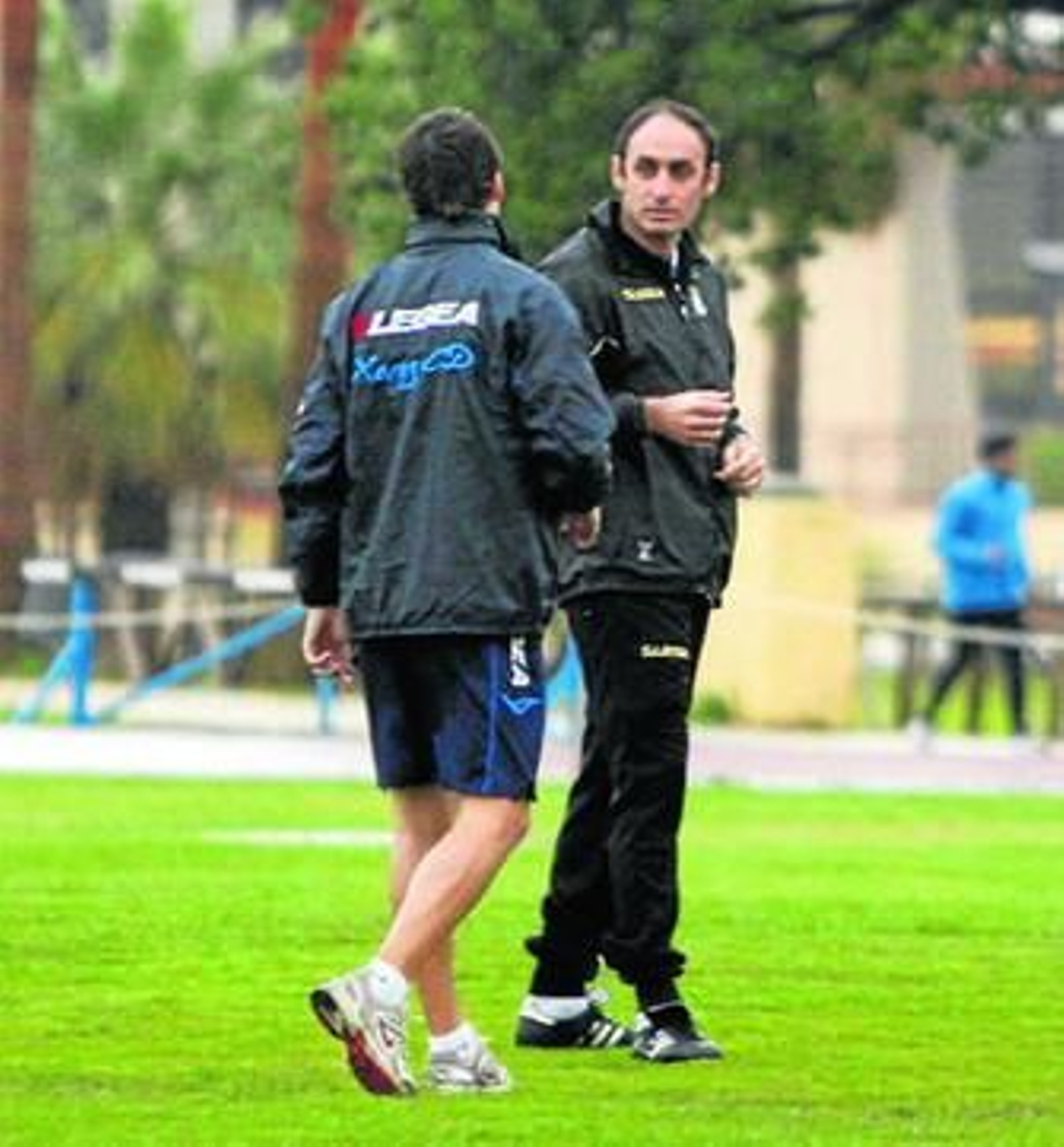 Antonio Poyatos dialoga con Francis en la sesión del pasado miércoles.