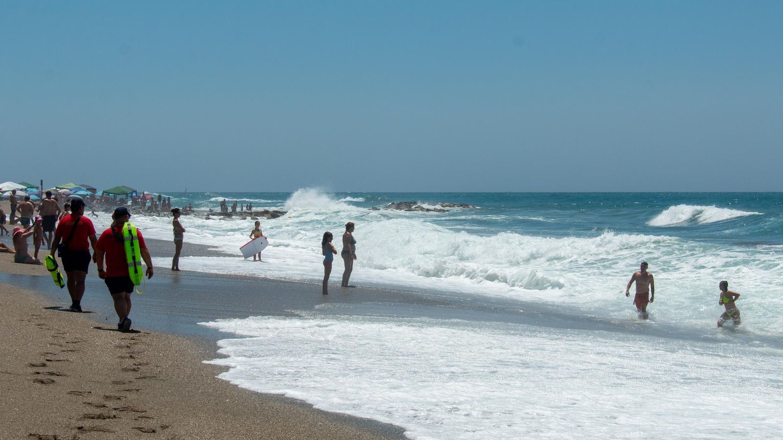 Durante toda la jornada recorren la playa para asegurarse de que nadie entra en el agua
