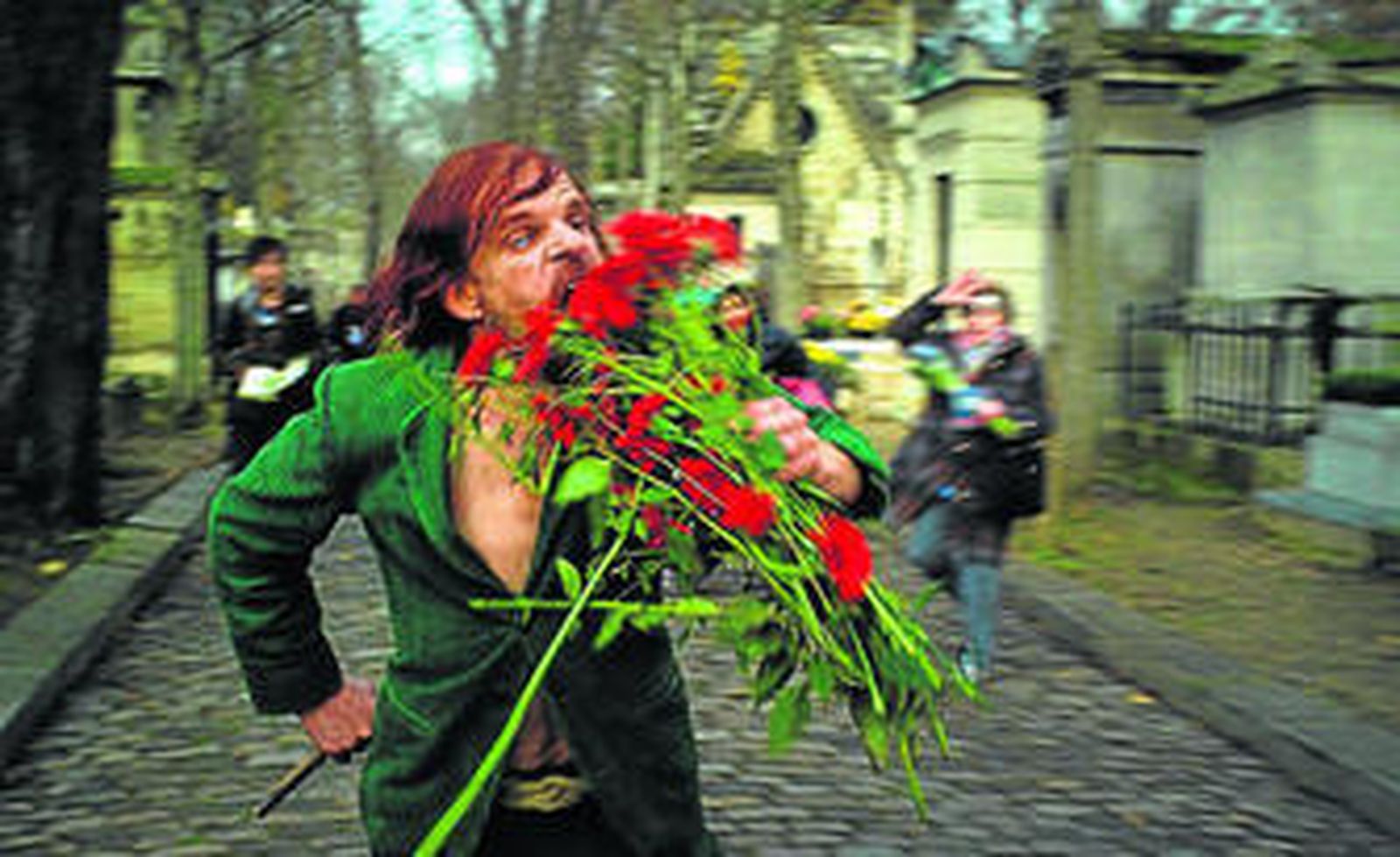 Denis Lavant como el 'monstruo de las alcantarillas' en uno de los episodios del filme de Léos Carax.