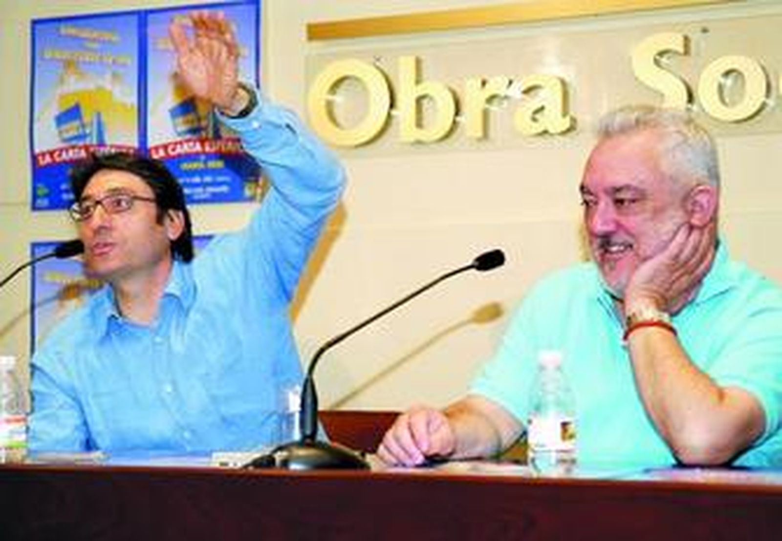Carmelo Gómez junto a Imanol Uribe ayer en el Aula de Cultura de Unicaja.