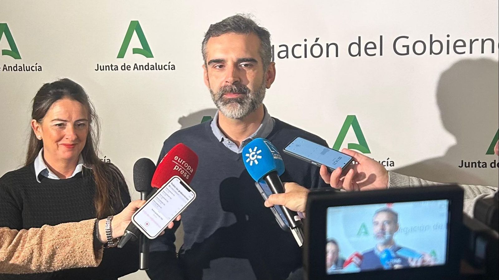 Fernández-Pacheco atiende a los medios de comunicación.