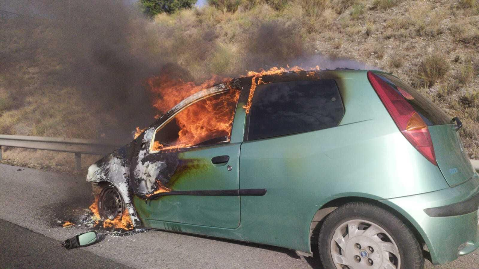 El coche ardiendo en la A-44 a la altura de Ogíjares.
