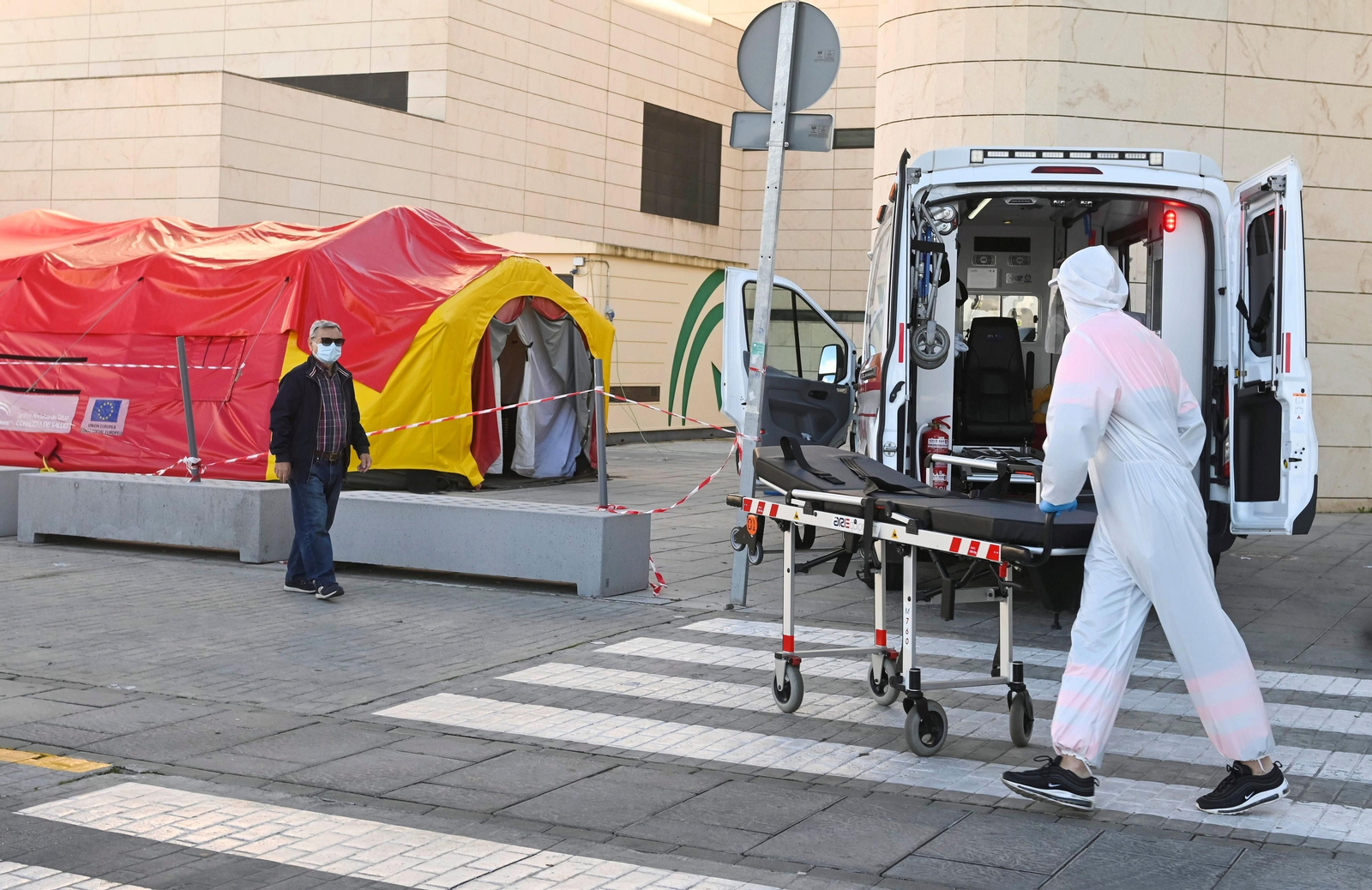 Los casos de coronavirus vuelven a ser mayores que los curados