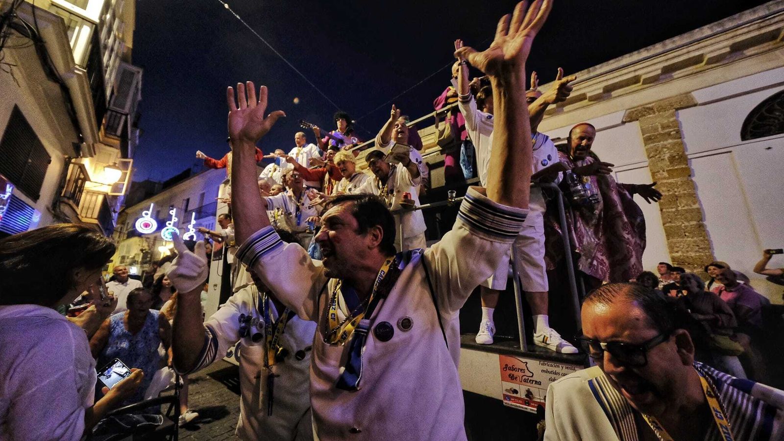 La noche del viernes de Carnaval en Cádiz, en imágenes