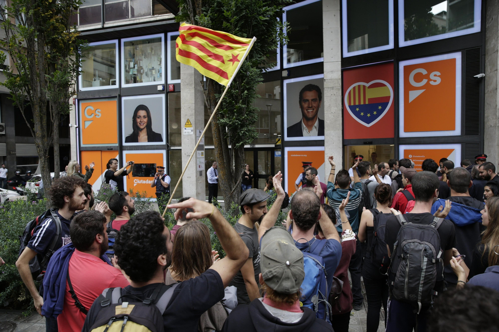 Miembros de Arran, organización juvenil vinculada a la CUP, se concentran ante la sede de Ciudadanos.