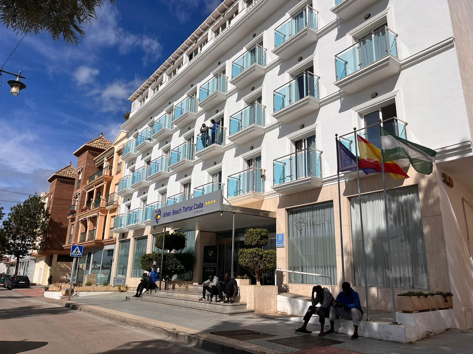 Migrantes en la puerta del Hotel Urban Dream de El Morche Migrantes en la puerta del Hotel Urban Dream de El Morche