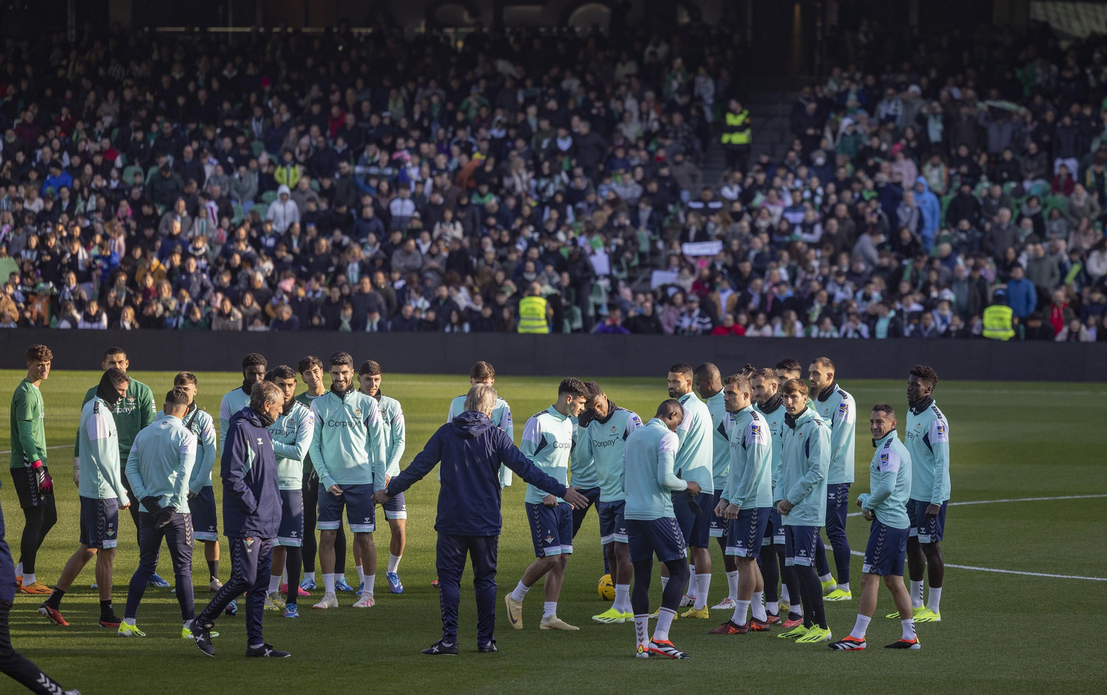 El entrenamiento del Betis a puerta abierta, todas las fotos