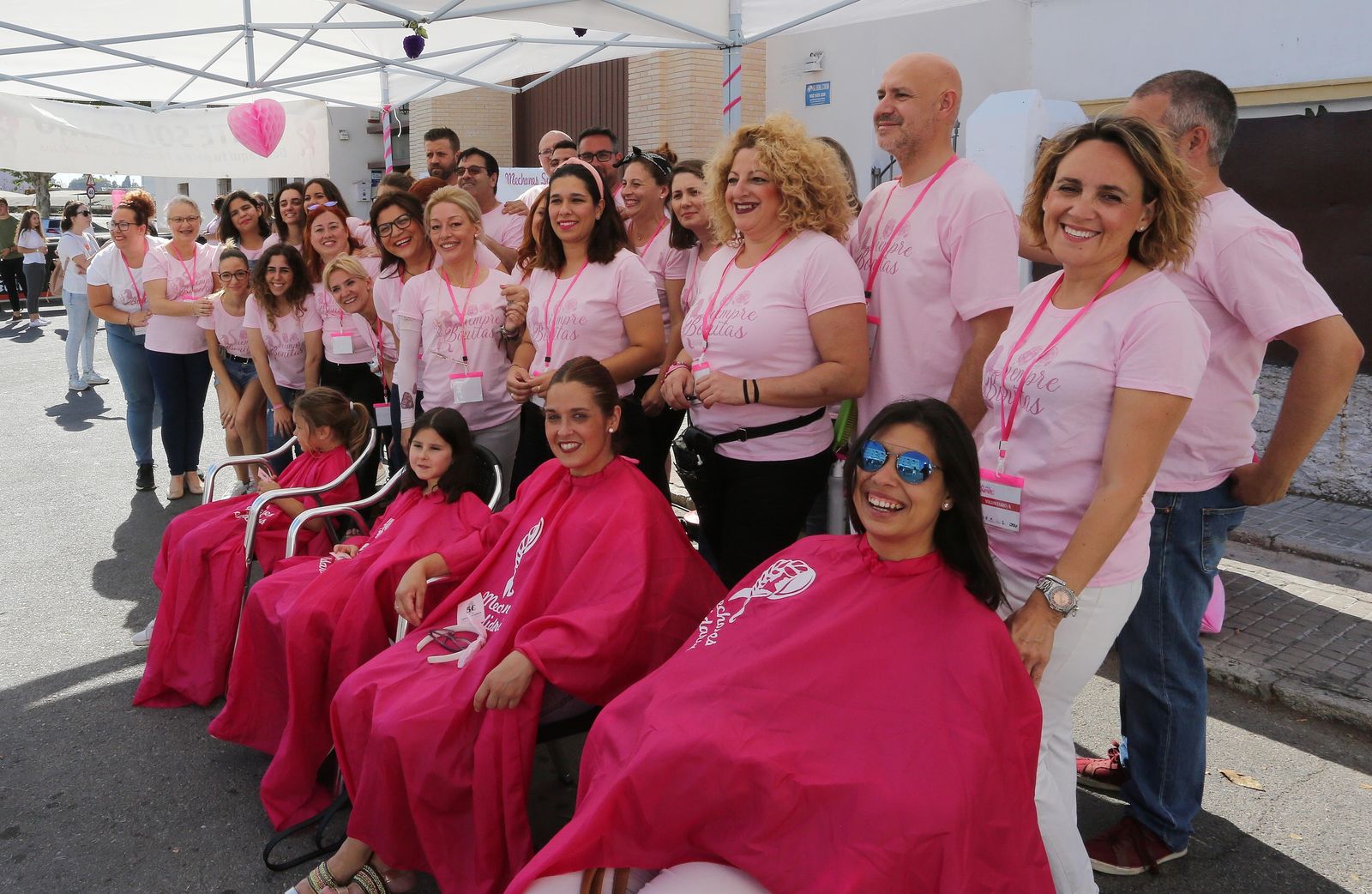 Imágenes del corte de pelo solidario para la lucha contra el cáncer