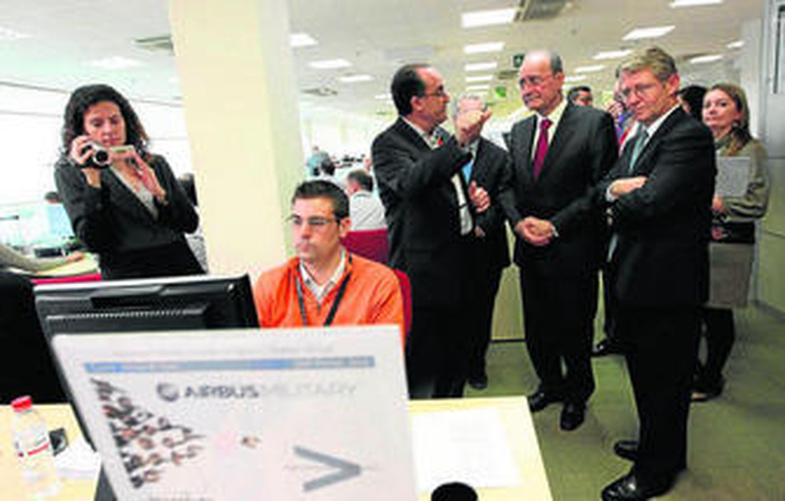 Un momento de la visita institucional realizada ayer a Coritel en el Parque Tecnológico de Andalucía.