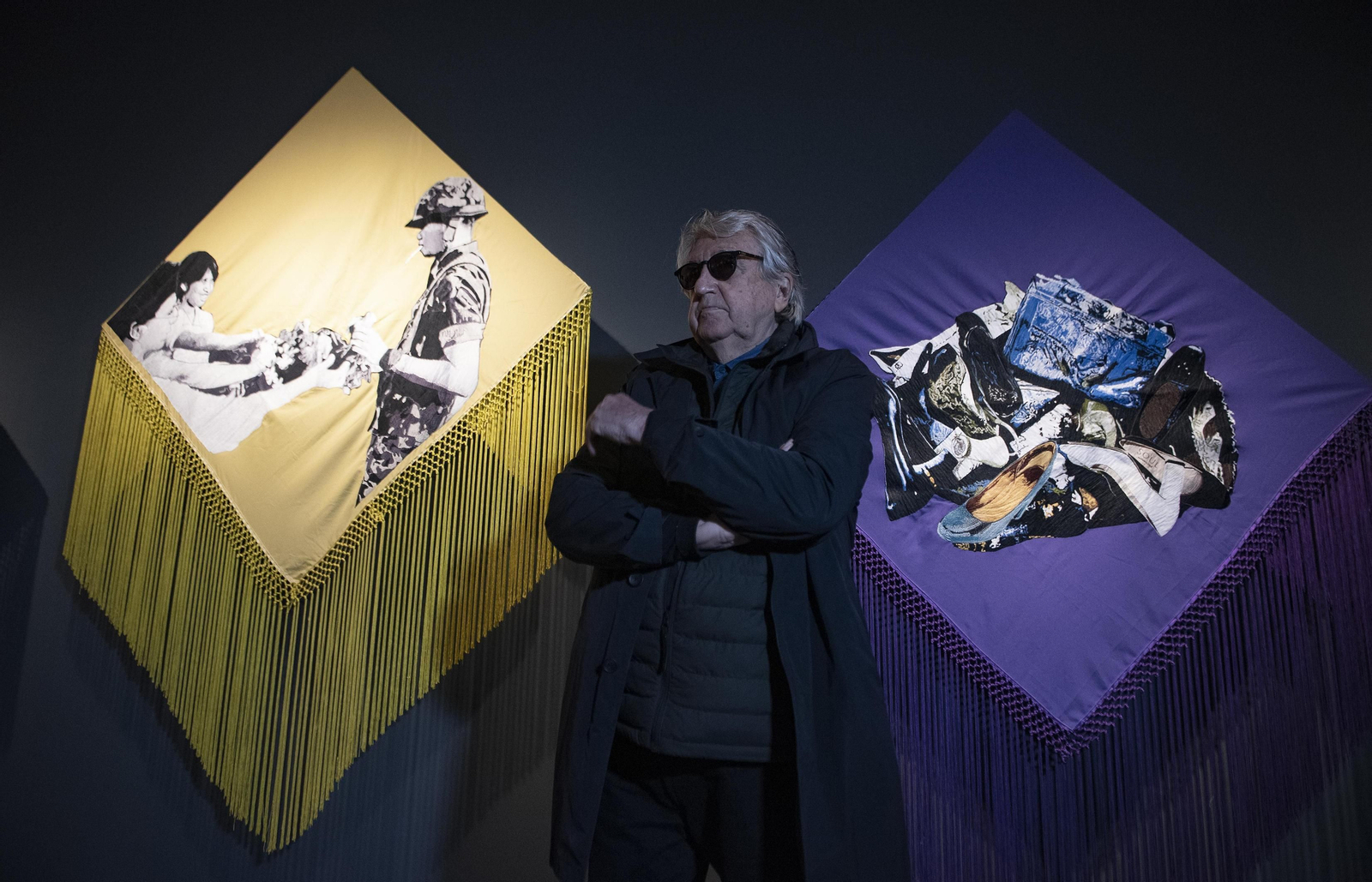 Muntadas, entre sus mantones de Manila.