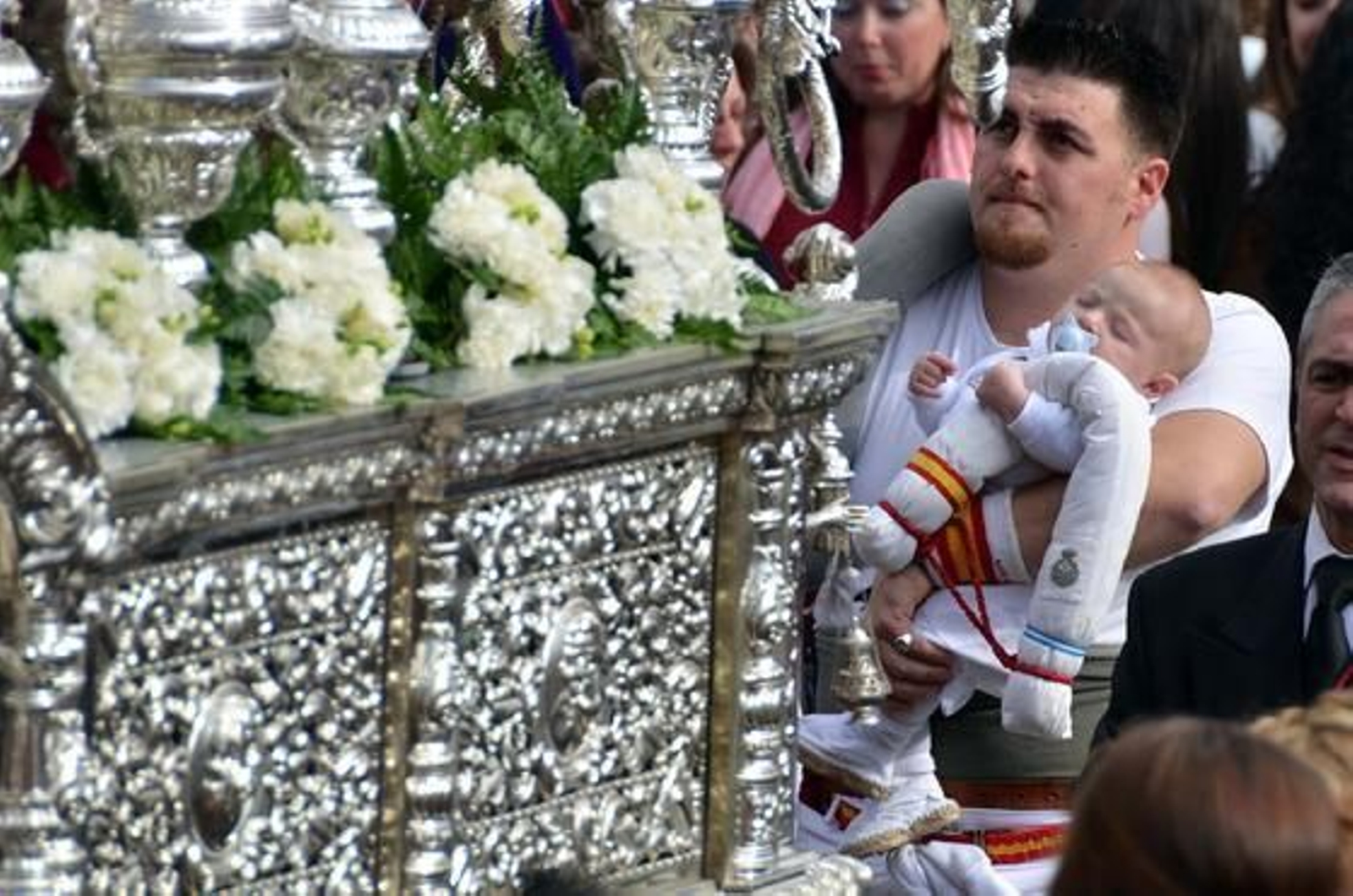 Sentimiento. Un costalero muestra visiblemente emocionado a su hijo recién nacido a La Candelaria.

Foto: Manuel Aranda