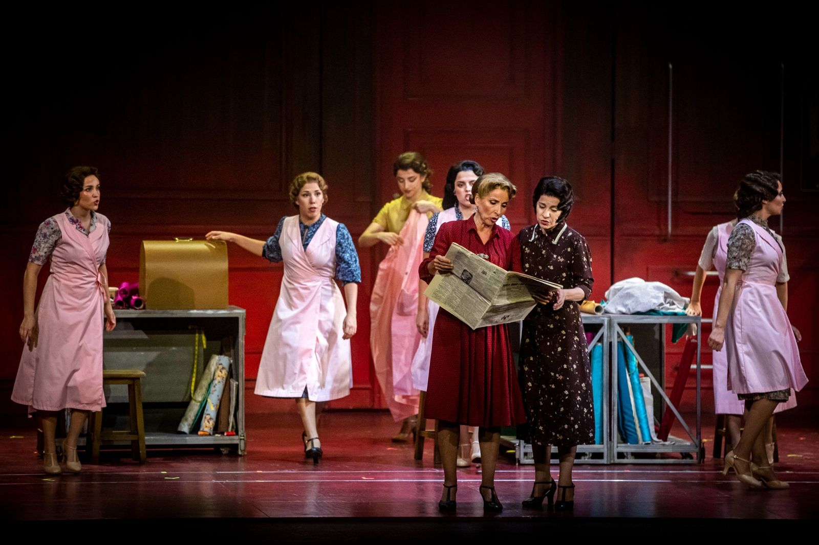 Imágenes del musical 'El tiempo entre costuras' en el Gran Teatro Falla