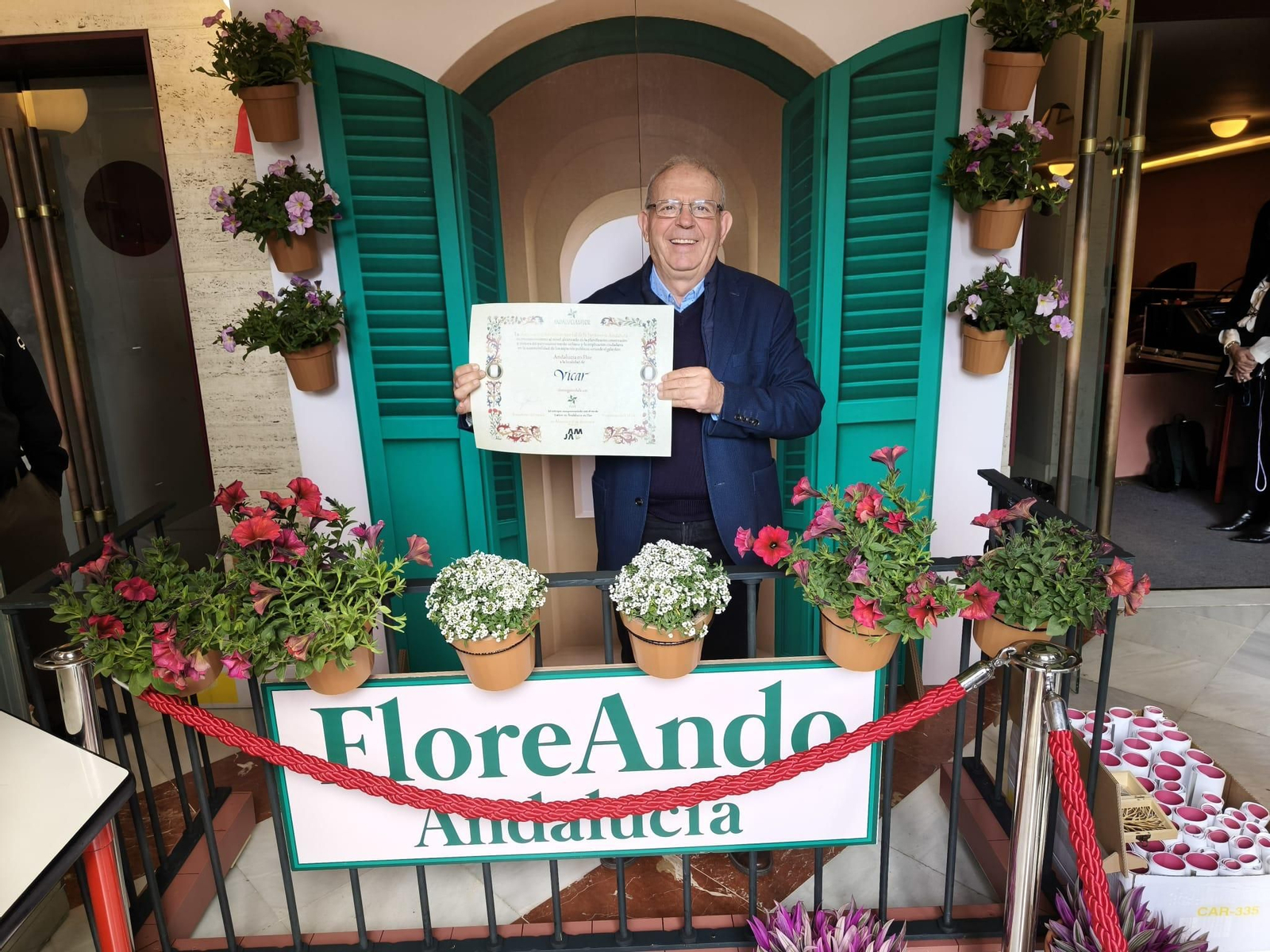 Antonio Bonilla muestra el galardón para Vícar.