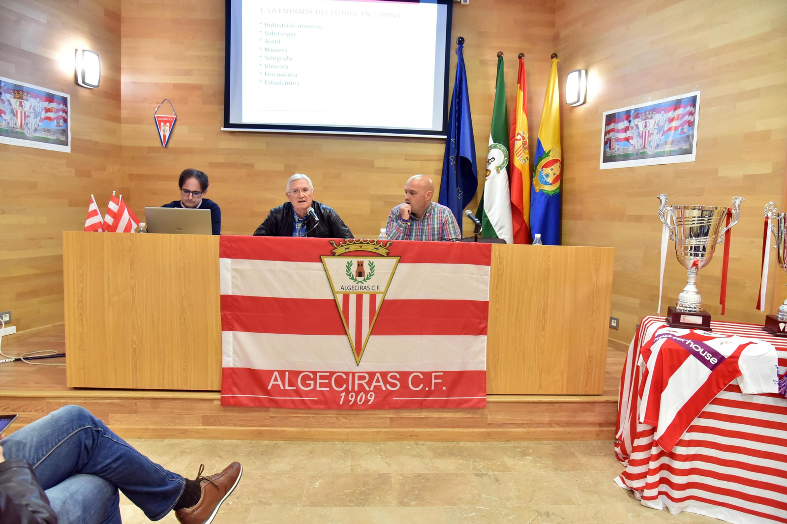 García Corral (en el centro), con Ricardo Almagro a la izquierda, en la conferencia de AEPA