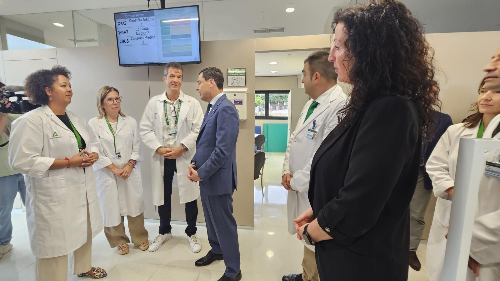 El presidente del gobierno durante la visita al consultorio de Piedras Redondas, acompañado de la alcaldesa de Almería, charla con los profesionales sanitarios y con el director del centro