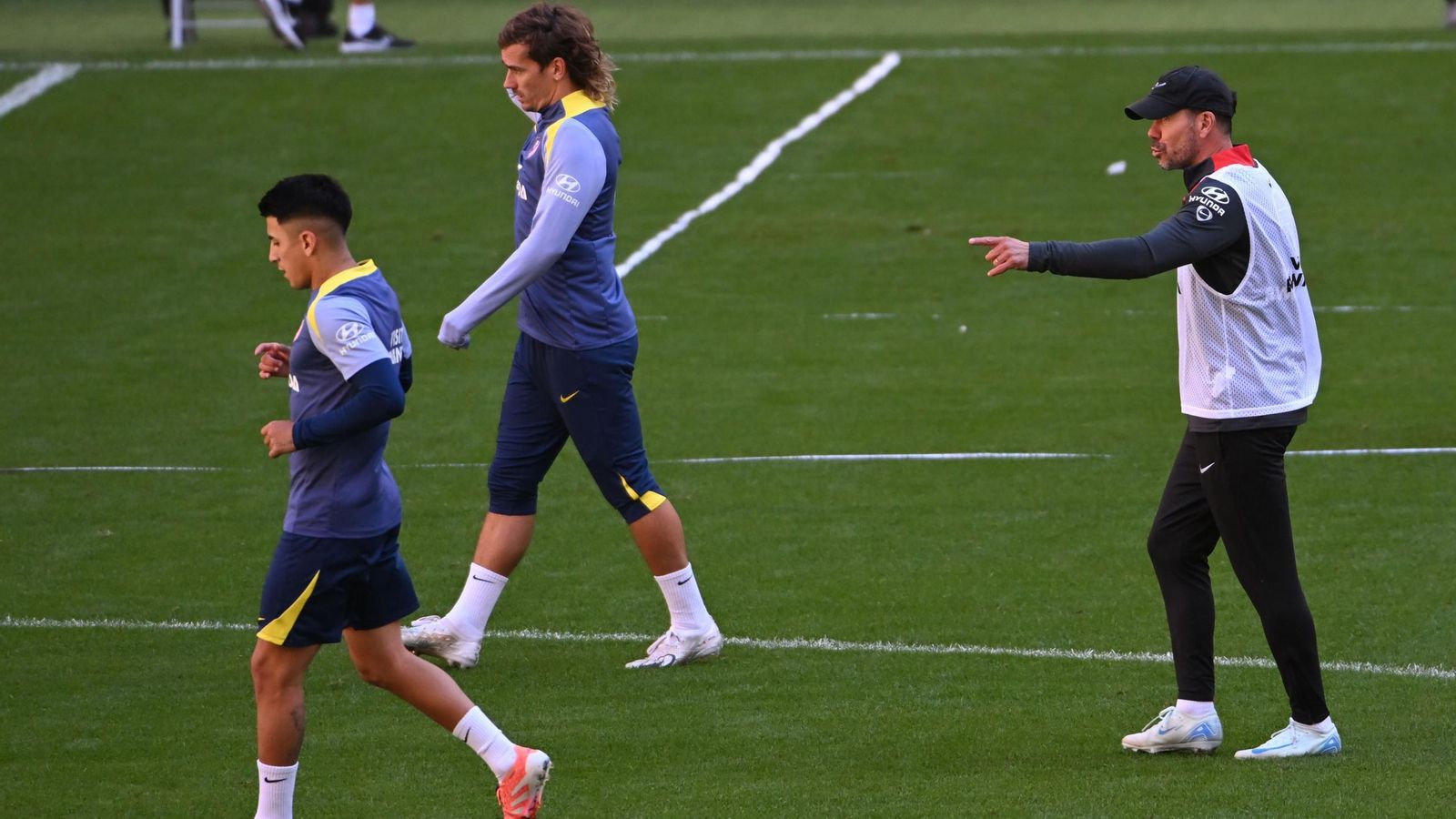 Simeone da instrucciones a sus jugadores en un entrenamiento reciente.