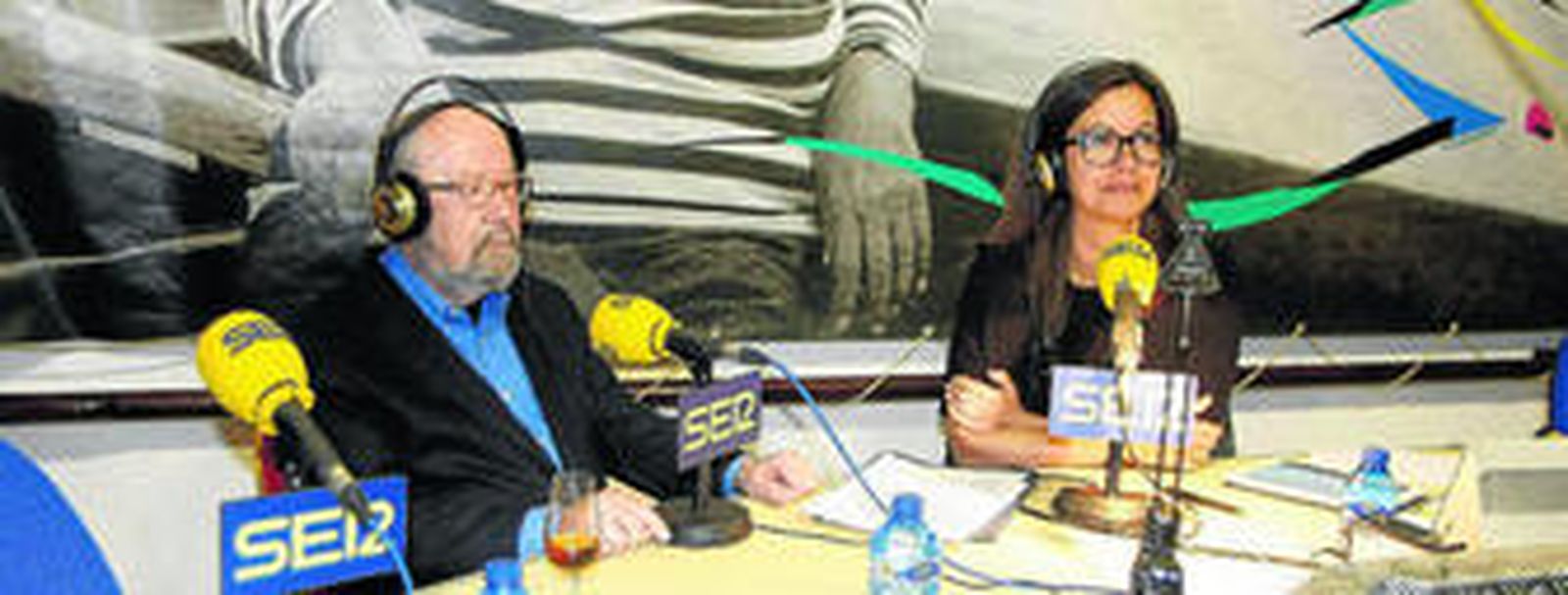 José Manuel Caballero Bonald y Àngels Barceló, durante el programa emitido en la noche del lunes desde la Fundación Alberti de El Puerto.