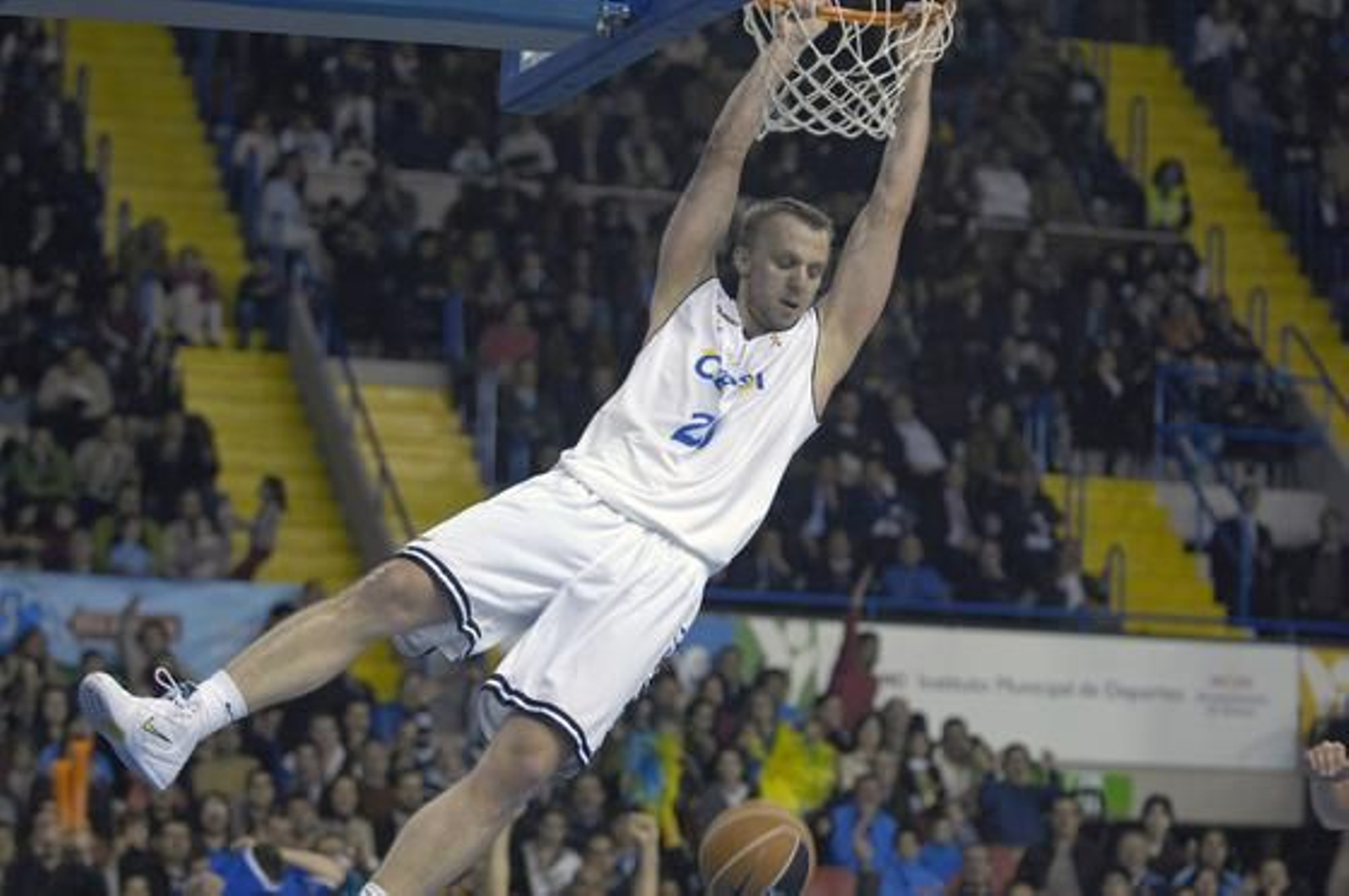 Savanovic machaca el aro estudiantil tras robar un balón.

Foto: Manuel Gómez