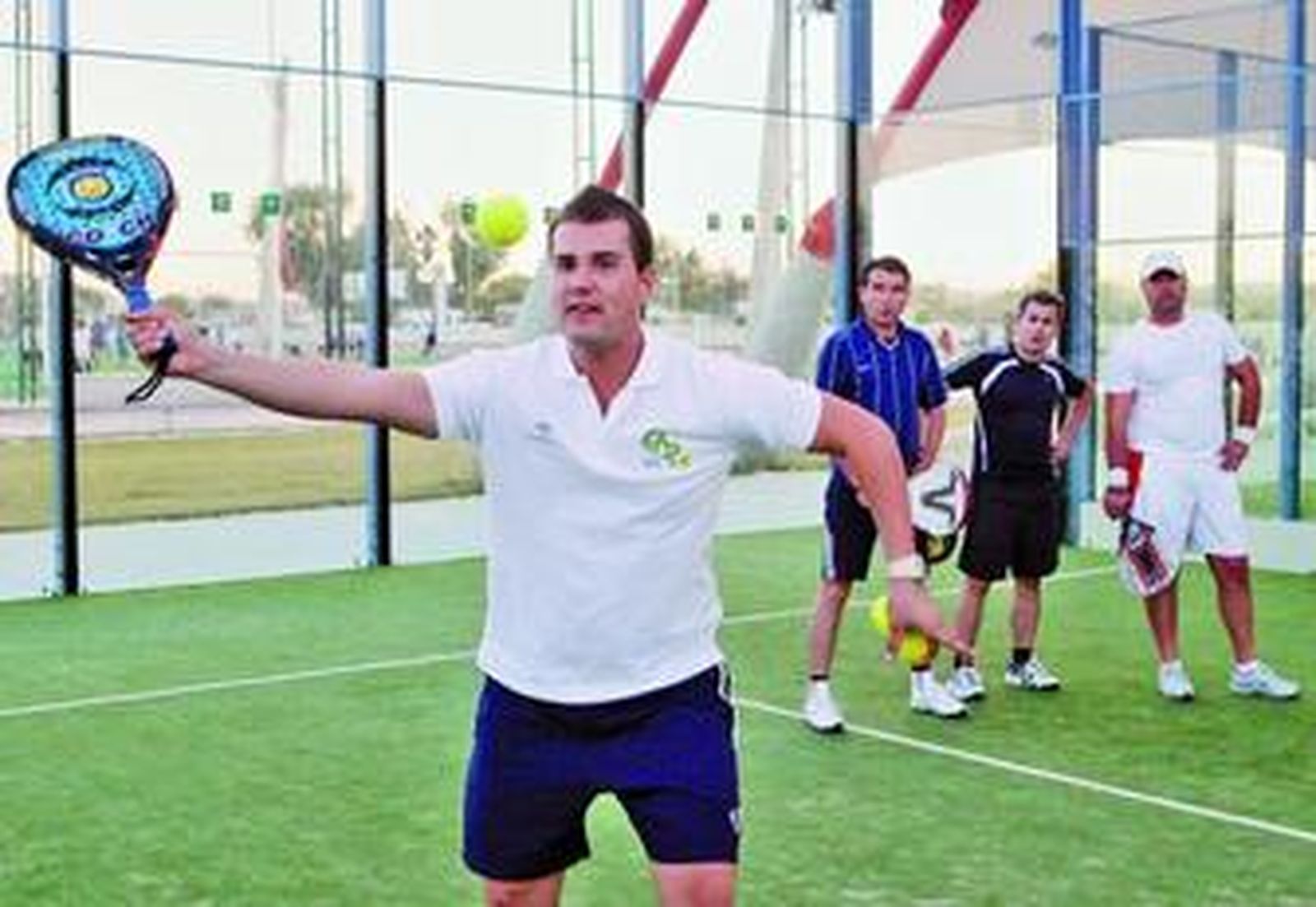 El monitor Santiago López ofrece unas indicaciones a los alumnos del curso en el CAR de la Cartuja.