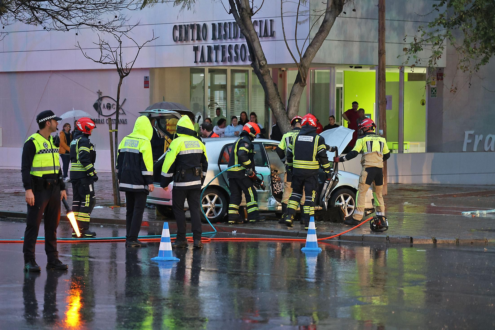 Las espectaculares imágenes del rescate de una persona en un accidente de tráfico en Huelva