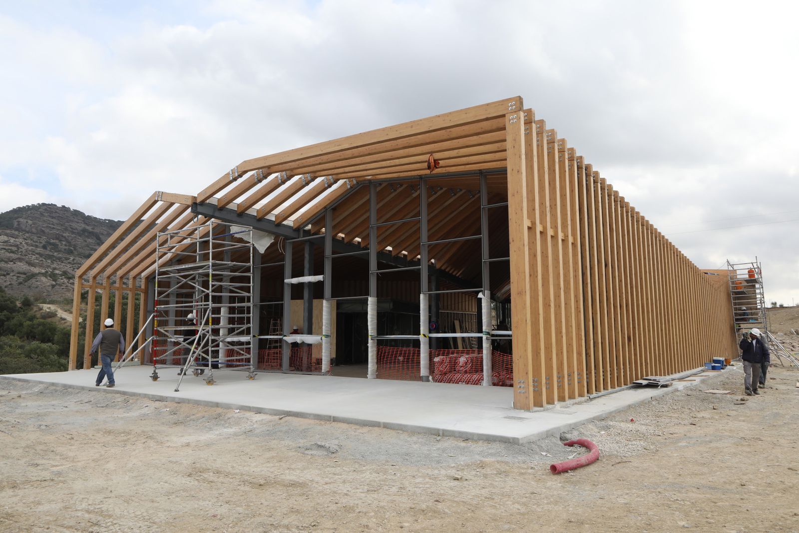 Visita de diferentes responsables políticos a las obras de construcción del centro de visitantes.