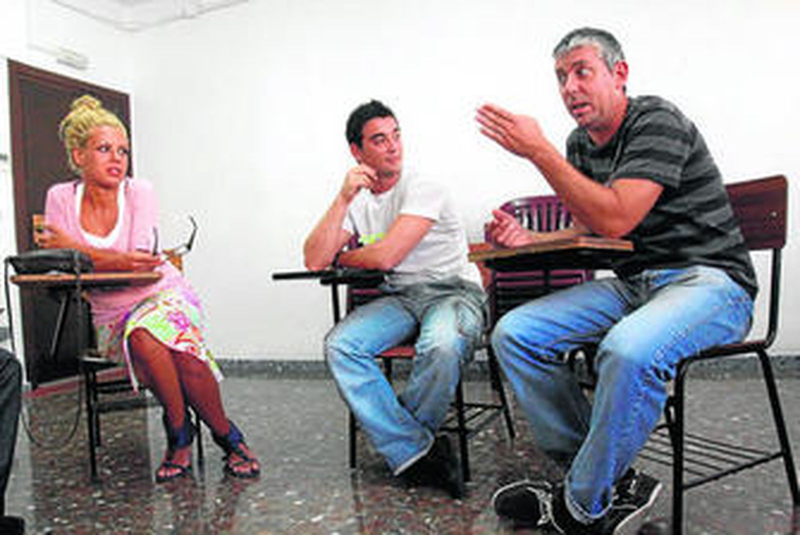 Marta, Javier y David, en la sede que Proyecto Hombre tiene en la calle Eduardo Carvajal, de Málaga capital.