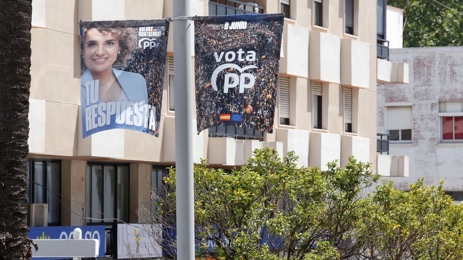 Dos banderolas del PP en una calle de Algeciras.