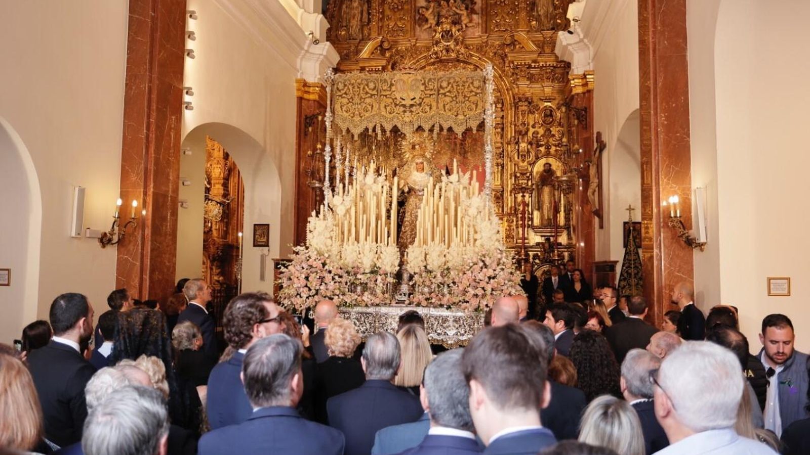 La Capilla de los Marineros, llena de devotos para contemplar a la Esperanza de Triana en su paso.