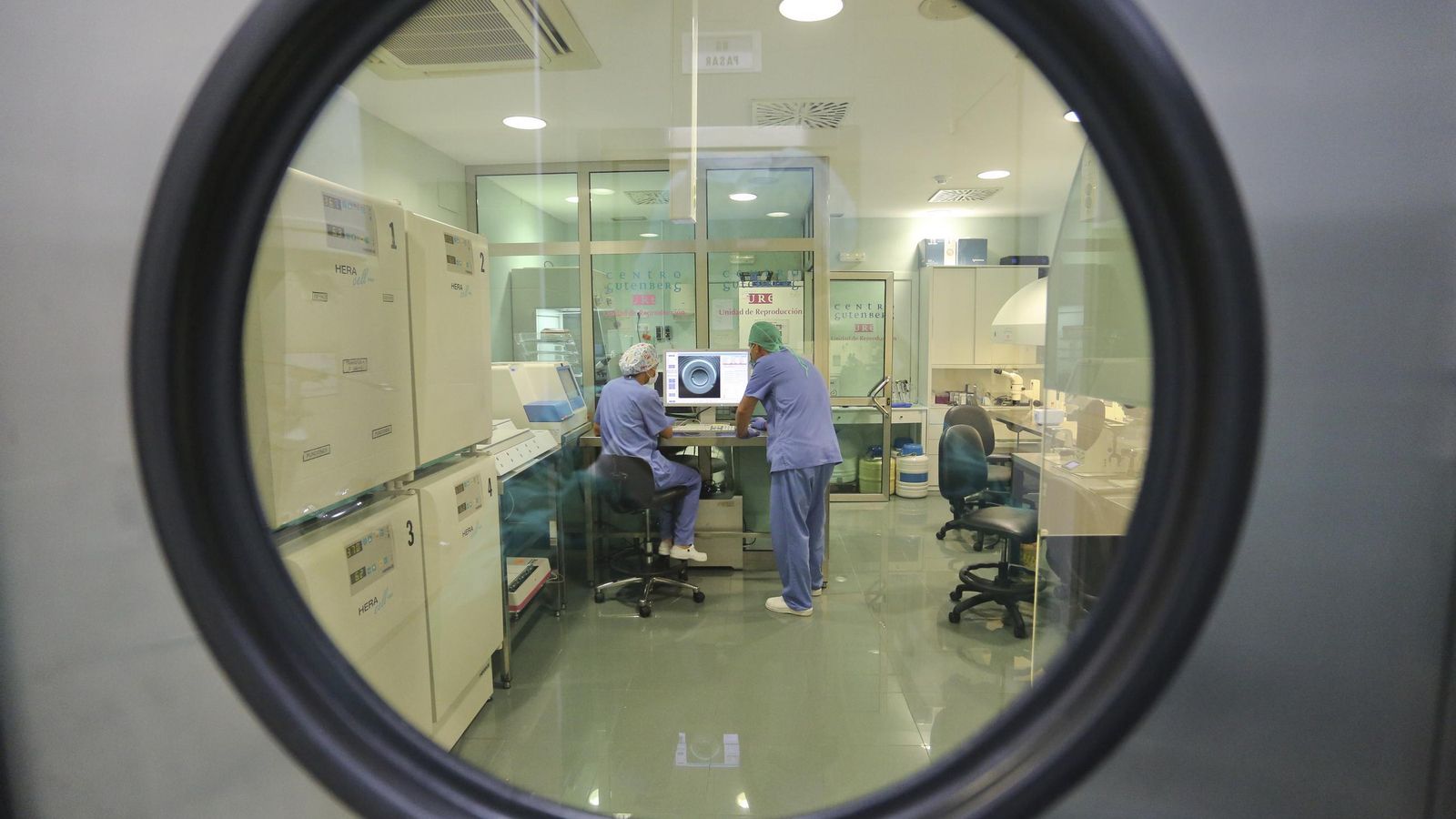 Profesionales del Centro Gutenberg en el laboratorio.