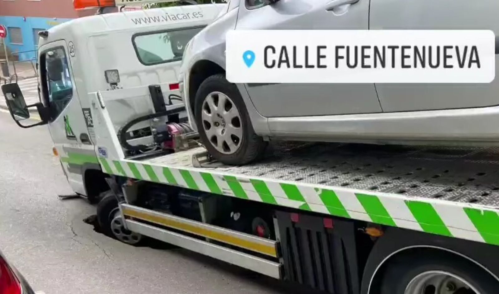 La grúa, en el agujero que se ha abierto en la calle Fuentenueva.