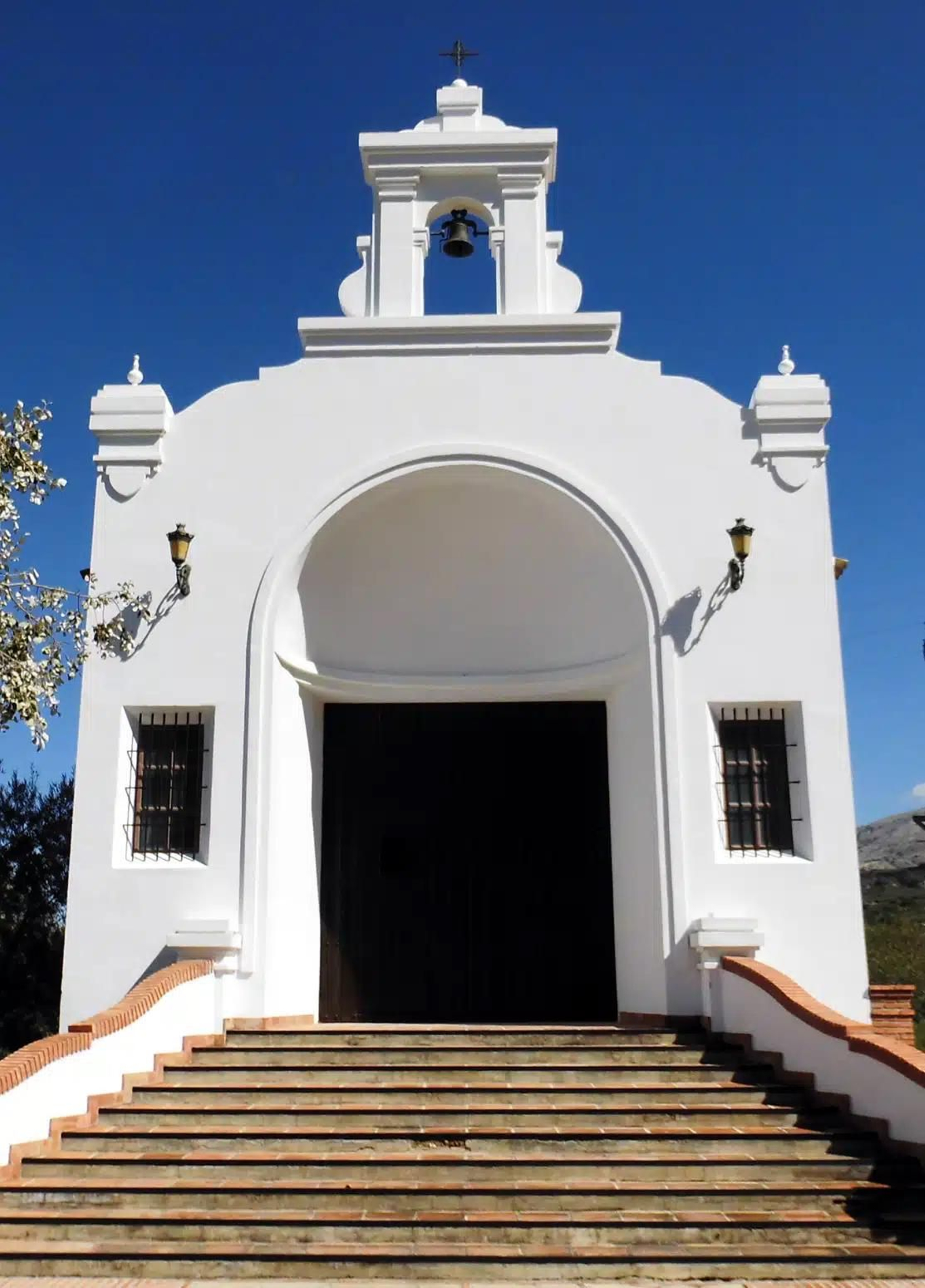 La Ermita de la Virgen del Rosario, llegando al punto de destino de la etapa en Villanueva del Rosario.