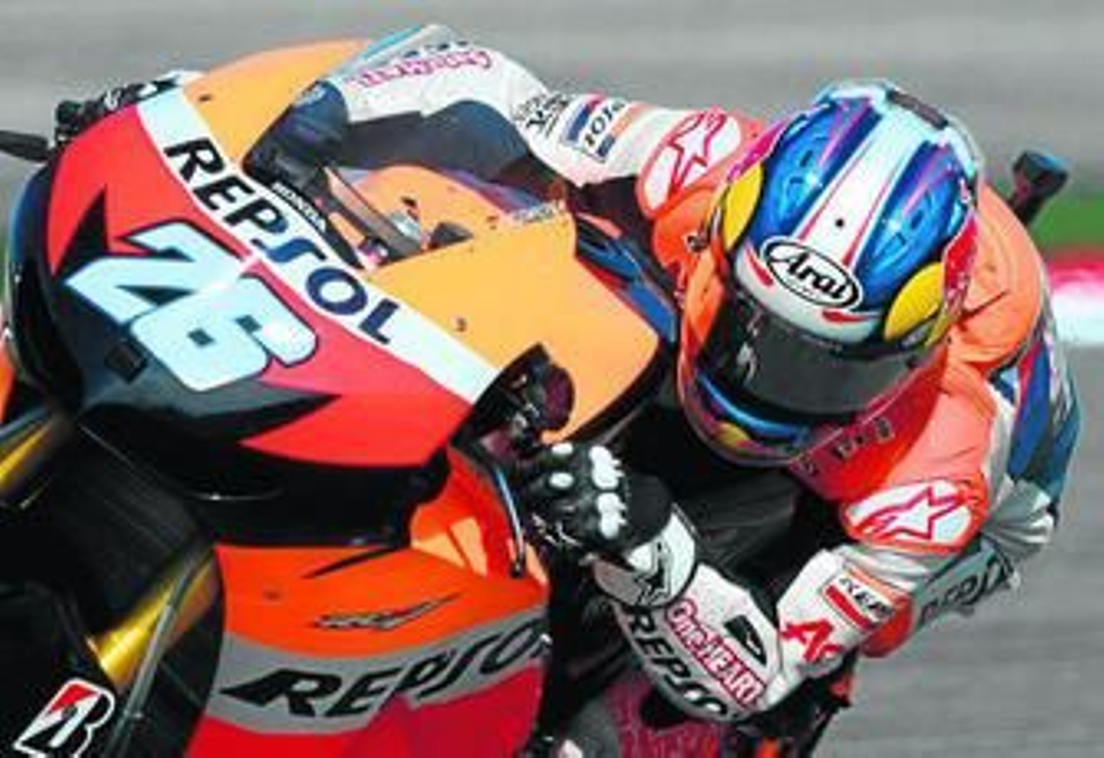 Pedrosa se inclina sobre su moto durante la sesión de clasificación de ayer en el circuito Misano Marco Simoncelli.