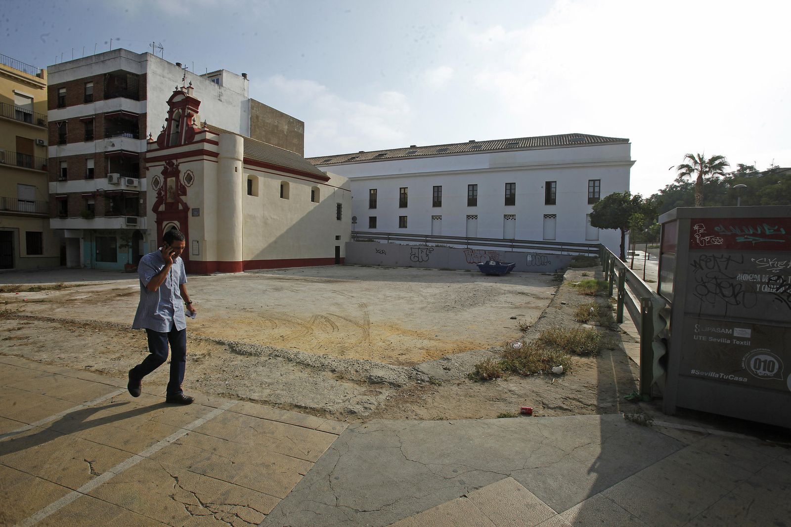 El solar cuenta con 614 metros cuadrados y linda con la Ermita de Nuestra Señora del Rosario, en la confluencia de Torneo con San Laureano.